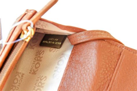 How to recognize an authentic Michael Kors wallet. How to spot a 